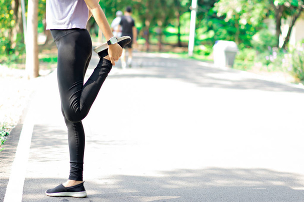 Women are stretching Before jogging in the park.  Workout concept. - Foto, Imagem