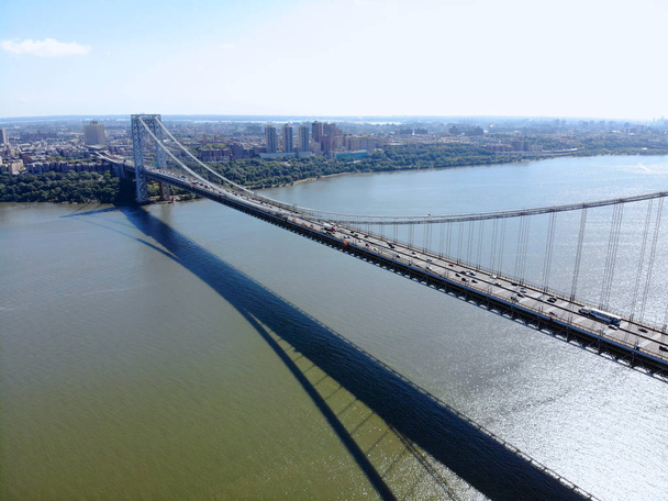 フォート ・ リー、ニュージャージー。 ジョージ ・ ワシントン橋にジョージ ・ ワシントン橋の空撮は、ニューヨークのマンハッタンにニュージャージーを接続するハドソン川に架かる吊り橋。夏の間に Gwb のパノラマ. - 写真・画像