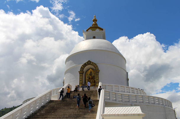 Tłumaczenie: Główna stupa World Peace Pagoda. Podjęte w Nepalu, sierpień 2018. - Zdjęcie, obraz