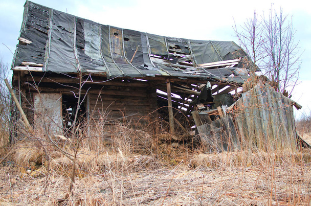 ruiny starých dřevěných opuštěného domu v poli podzimní - Fotografie, Obrázek