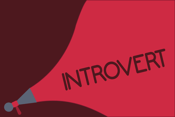 Texto de escritura de palabras Introvertido. Concepto de negocio para tienden a ser hacia adentro girando o enfocado pensamientos más internos
 - Foto, imagen