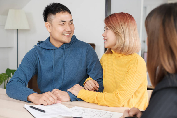 Asiatique heureux couple achat nouvelle maison avec agent immobilier avec sourire visage à nouveau home.buying nouvelle maison immobilier
 - Photo, image