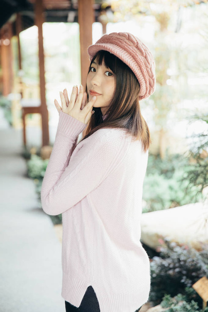 Portret Japanse fasion stijl wol jas mode kleden in Japanse tuin - Foto, afbeelding