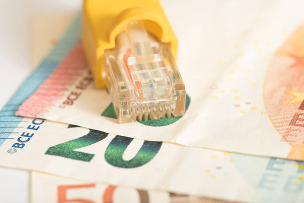 Euro-számlák és a Lan-kábel - Fotó, kép