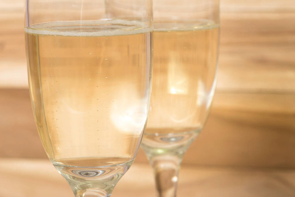 シャンパンまたはシャンパン グラスに - 写真・画像