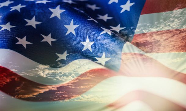 Bandeira americana acenando ao vento ao pôr do sol ou ao nascer do sol
. - Foto, Imagem