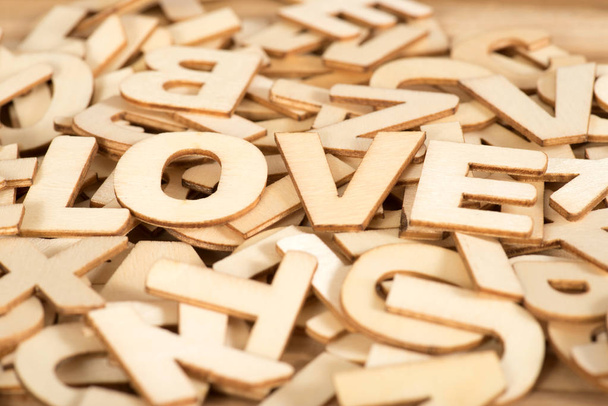 La parola amore da lettere di legno
 - Foto, immagini