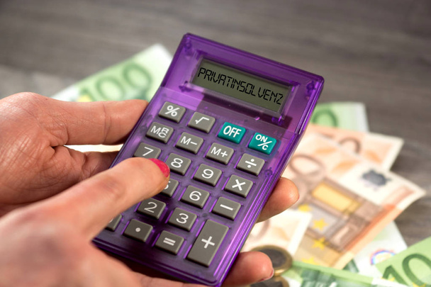 Billetes en euros y calculadora de quiebra personal
 - Foto, imagen