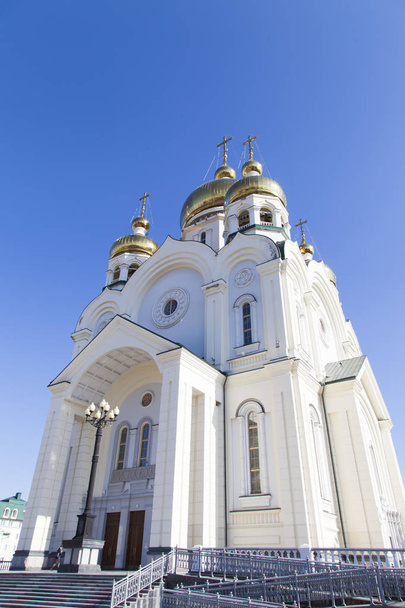 The beautiful Orthodox church brightly sparkles in the sun - Foto, afbeelding