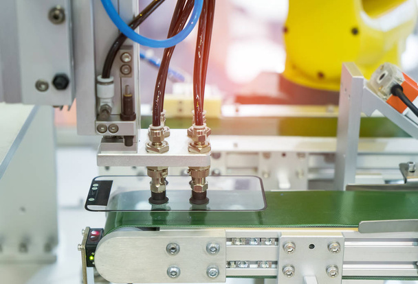 ρομποτικό προστατευτικό φιλμ ή γυάλινο κάλυμμα στην κατασκευή τηλεφωνικού εργοστασίου - Φωτογραφία, εικόνα