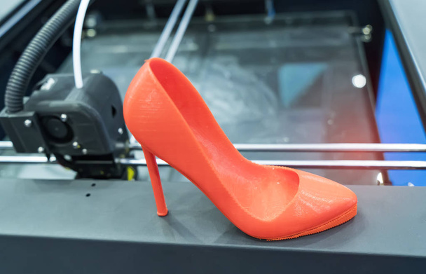 Stampante 3D stampa tacco alto figura scarpa primo piano
. - Foto, immagini
