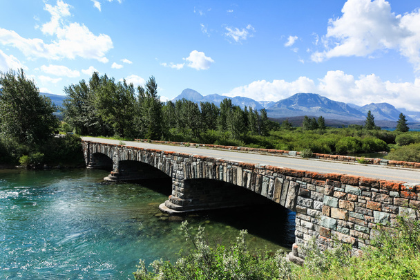 Ponte di pietra sul fiume verde
 - Foto, immagini