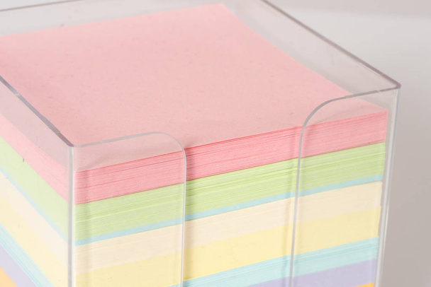 Una caja con papeles de notas de colores
 - Foto, imagen