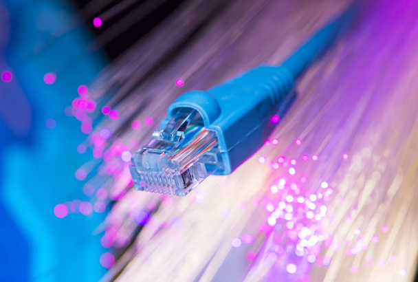 Primer plano del cable de red con fondo de fibra óptica
 - Foto, Imagen