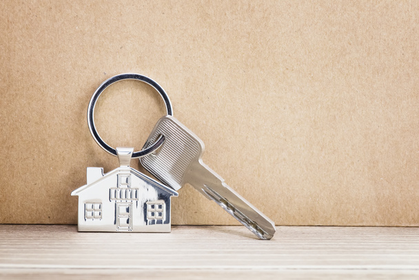 chaveiro com símbolo da casa e chave, conceito imobiliário
 - Foto, Imagem