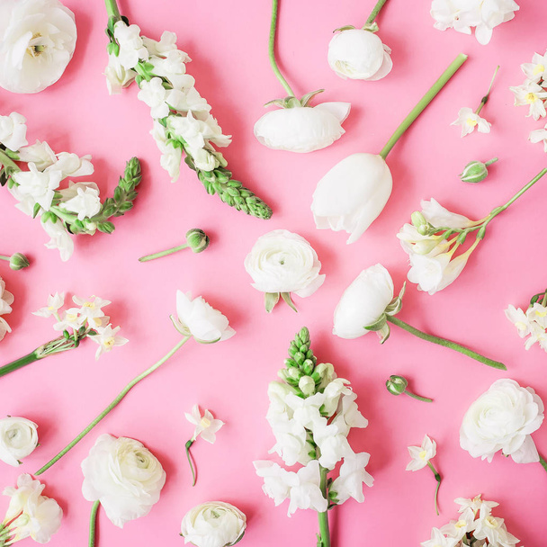 Florales Pastellmuster weißer Blüten auf rosa Hintergrund. flache Lage, Draufsicht. Floraler Hintergrund. - Foto, Bild