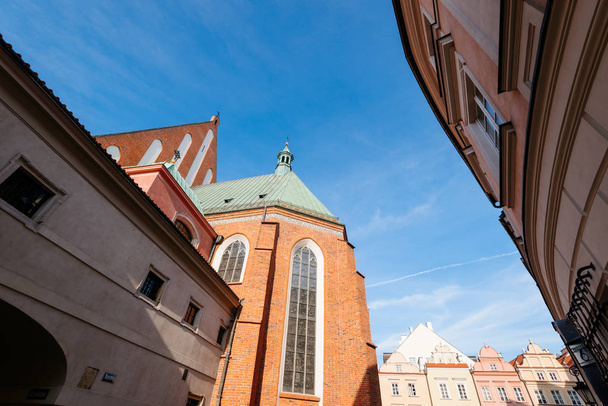 Warsaw, Poland - Oct 1, 2018: St. John's Archcathedral and old Townhouses in Warsaw, Poland. - Фото, зображення