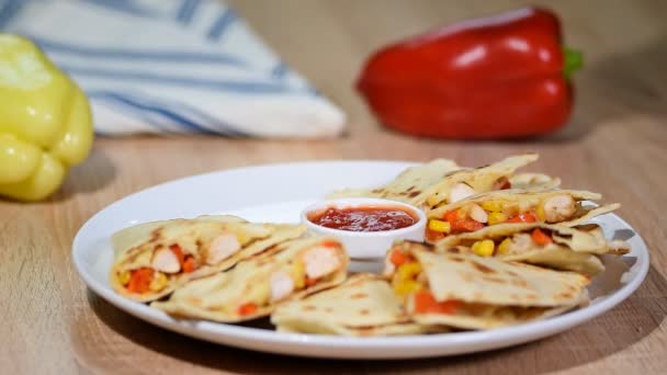 Meksykańskim quesadilla z kurczaka, pomidor, kukurydza i serem. - Materiał filmowy, wideo
