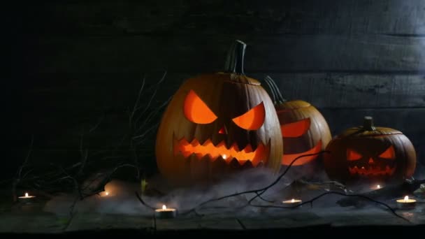 Halloween calabazas cabeza jack o linterna y velas en la niebla
 - Imágenes, Vídeo