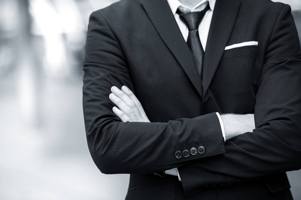 Джентльмен бизнесмен скрещивает руки винтажным черно-белым монотонным
 - Фото, изображение