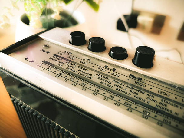 oude radio bands op antieke retro radiogolven . - Foto, afbeelding
