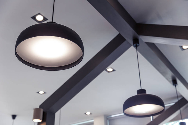 abajo luces colgar iluminación diseño interior moderno estilo de decoración del hogar
. - Foto, imagen