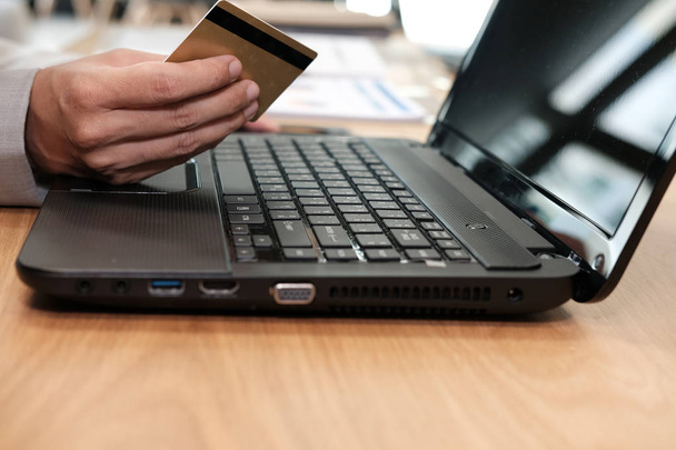 femme détenant une carte de crédit en utilisant l'ordinateur pour les achats en ligne. femme d'affaires acheter des produits sur Internet, effectuer le paiement sur le site Web de la banque sur le lieu de travail
 - Photo, image
