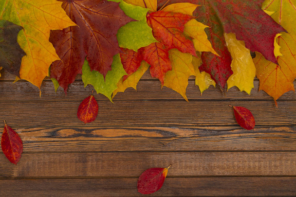 Bandiera autunnale con foglie gialle su sfondo strutturato in legno. Fondo autunno per il giorno del Ringraziamento
 - Foto, immagini