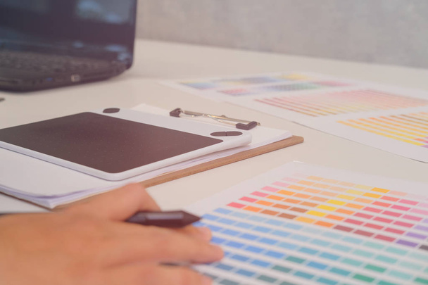 belső grafikus kiválasztása szín színminta minta katalógus paletta útmutató a munkahelyen. tervezés Artist & kreativitás projekt ötlet. - Fotó, kép