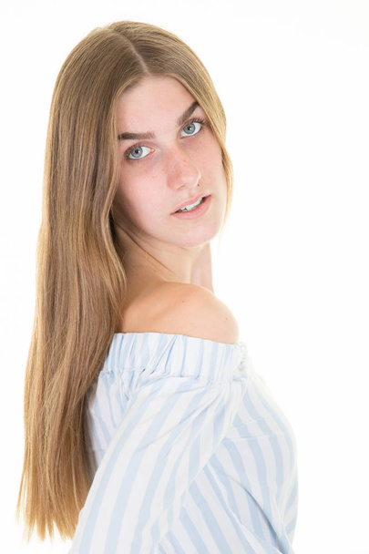 Studio portret van mooie jonge vrouw witte achtergrond - Foto, afbeelding
