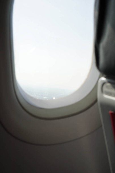 Το παράθυρο του αεροπλάνου λαμβάνεται από το εξωτερικό. - Φωτογραφία, εικόνα