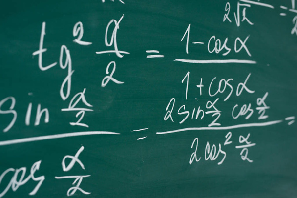 Школа, освіта, урок. Математичні формули, написані на шафі
. - Фото, зображення