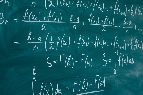 Lekcja matematyki różnicowe i rachunek całkowy Chalkboard. - Zdjęcie, obraz