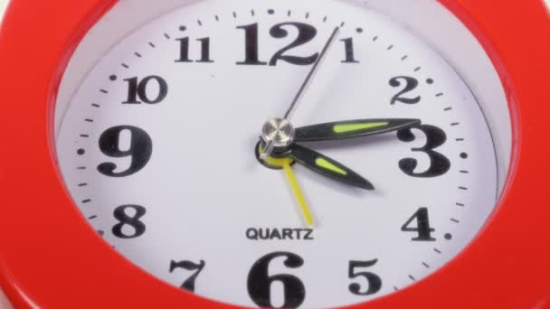 portret czerwonego zegara zegara pokonując czas-timelapse - Materiał filmowy, wideo