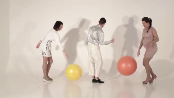 Bedrijf van dansen volwassen actieve vrouwen spelen met ballen en charismatische man - Video
