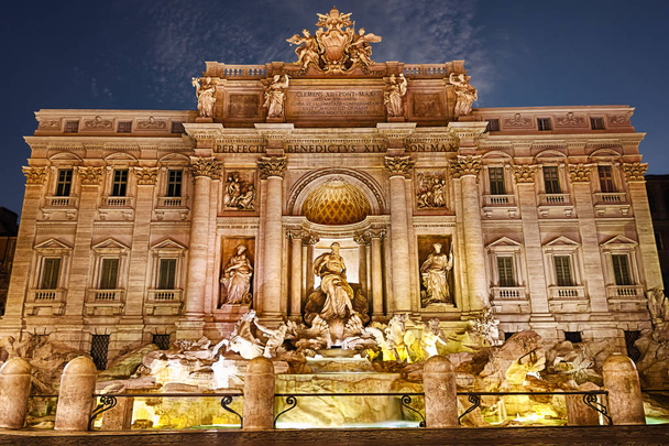 Fontanna di Trevi, w półmroku, Rome - Zdjęcie, obraz