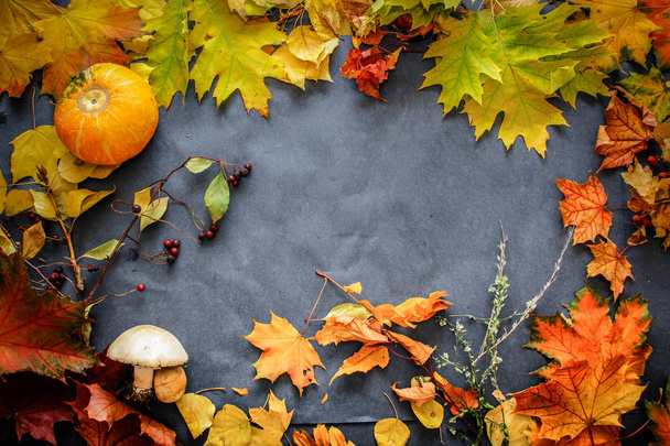 Autumn still life of leaves on the eve of Halloween - Foto, Imagen