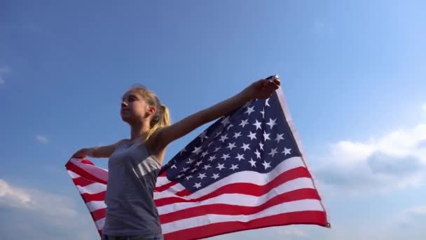 Patriota feminina segurando bandeira dos EUA na natureza
 - Filmagem, Vídeo