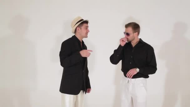 Χορός πρόβα χαριτωμένο άνδρες σε καπέλα και μαύρα κοστούμια με λευκά παντελόνια στην κάμερα - Πλάνα, βίντεο