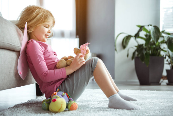 Счастливый ребенок веселится с игрушками дома
  - Фото, изображение