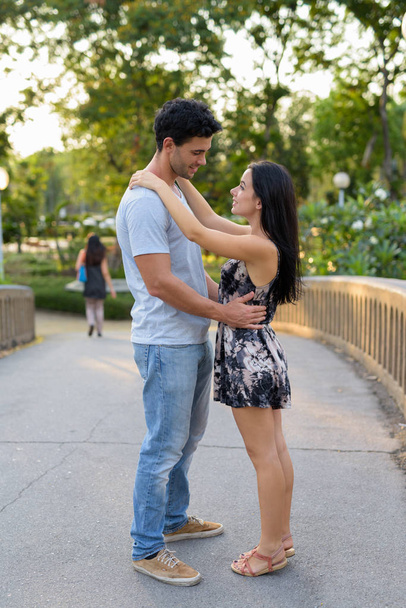 Nuori latino pari rentoutua puistossa yhdessä - Valokuva, kuva