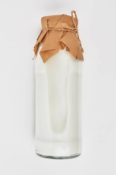 Szklana butelka mleka z papieru rzemiosła. - Zdjęcie, obraz