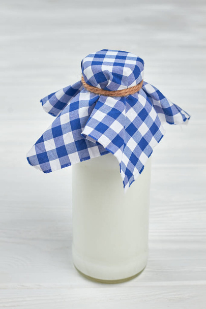 Bottiglia di vetro di latte in stile vintage
. - Foto, immagini