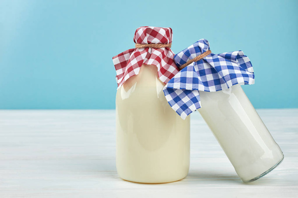 自然牛乳とヨーグルトのガラス瓶. - 写真・画像