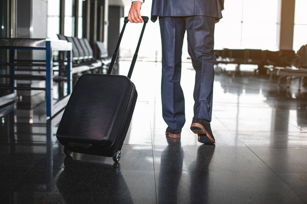 Man in suit going to business travel abroad - Foto, Bild