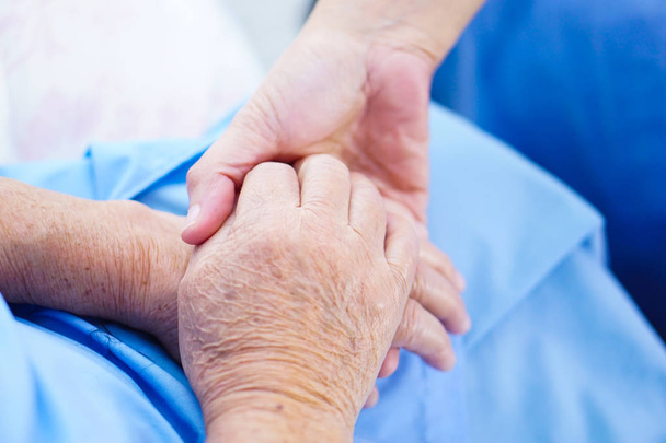 Holding dotykania rąk Azji senior lub osób w podeszłym wieku pacjenta kobieta Starsza pani z miłości, opieki, pomocy, zachęcanie i empatii u karmiących oddziale szpitala: zdrowy silny medyczną koncepcję  - Zdjęcie, obraz