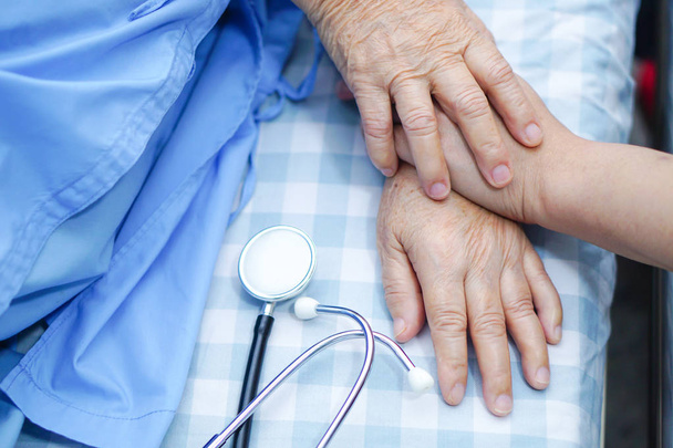 Berührende Hände asiatische Seniorin oder ältere Dame Patientin mit Liebe, Fürsorge, Hilfe, Ermutigung und Empathie auf der Krankenstation: gesundes starkes medizinisches Konzept  - Foto, Bild