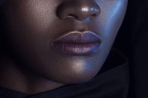 Lips of young beautiful black woman with clean perfect skin. Beauty, cosmetics and makeup - Foto, afbeelding