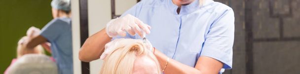 Haarausfall-Konzept - Kosmetikerin spritzt Vitamine und Mineralien in die Kopfhaut. - Foto, Bild