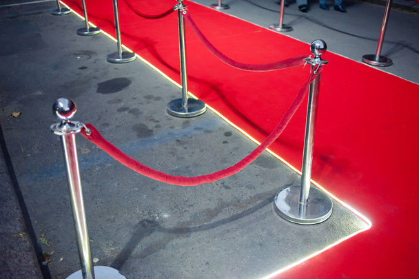 Dlouhý červený koberec mezi lanové překážky na vstup. - Fotografie, Obrázek